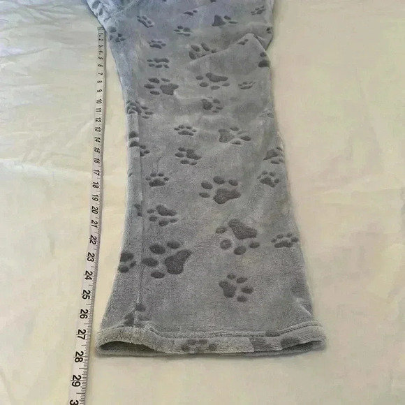 The Animal Rescue Site Gray Paw Print Women’s Plush Long Pajama Set, Size XL. - Picture 6 of 11